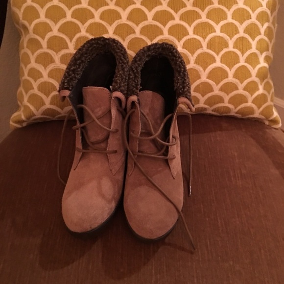 New - Donald Pliner suede wedge - Picture 2 of 4